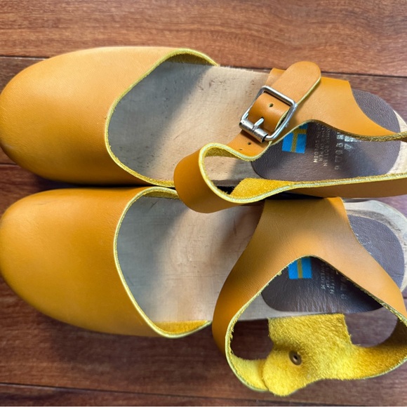 MIA 🇸🇪 Freja Clogs in Mustard - Picture 3 of 5